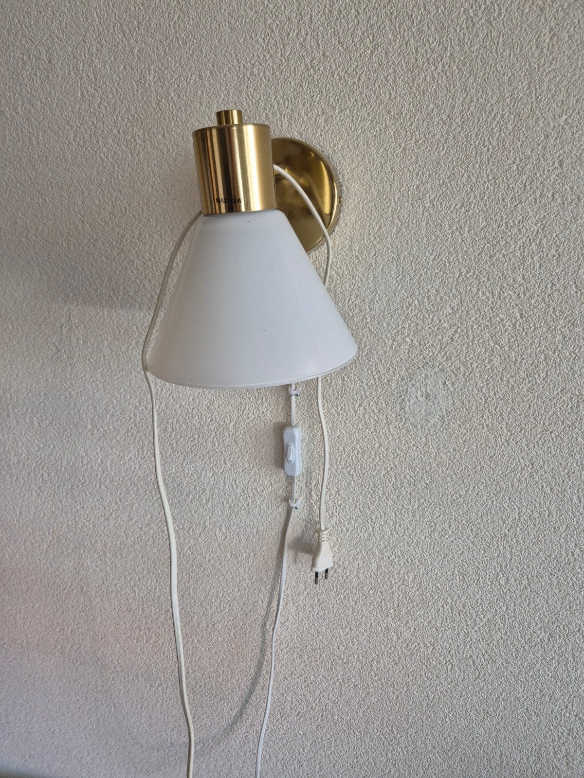 Wandlamp met wit glazen kap en gouden accenten, Met schakelaar, Overige fittingen, Ophalen of Verzenden, Zo goed als nieuw