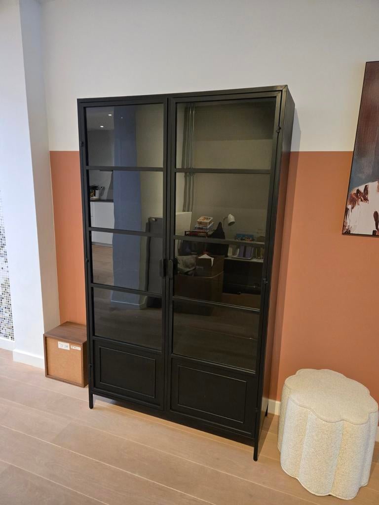 Industrieel zwart stalen vitrinekast Ronja Woood, Ophalen, 100 tot 150 cm, Glas, 25 tot 50 cm
