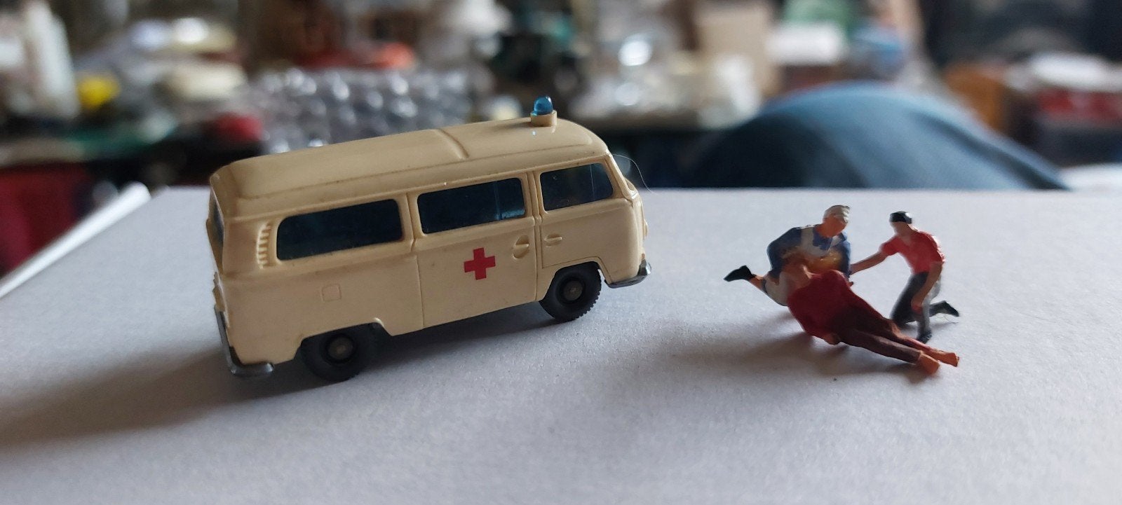 H0LK 1001 AMBULANCE MET GEWONDE EN HULPVERLENERS 1/87, Ophalen of Verzenden, Auto