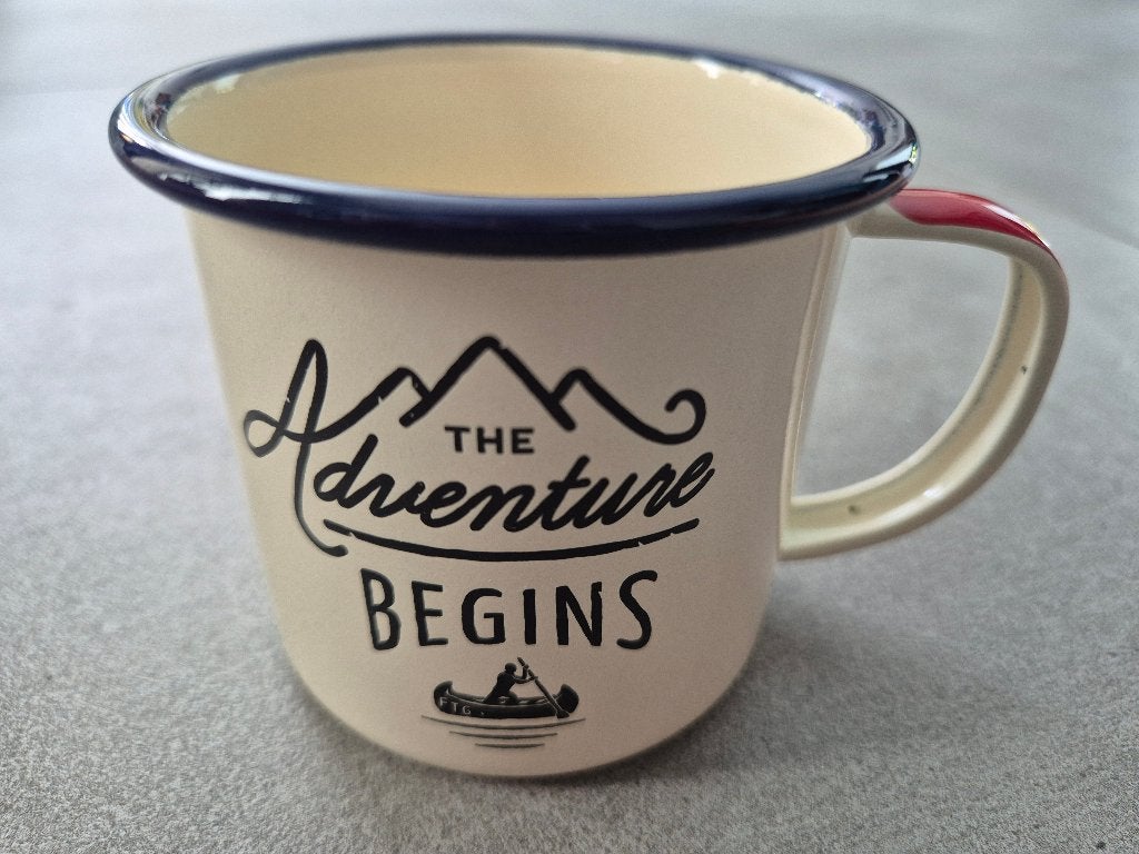 Nieuw: Emaille drinkbeker. The Adventure Begins, Caravans en Kamperen, Ophalen of Verzenden, Nieuw