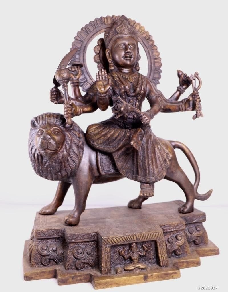 Groot standbeeld Durga op leeuw, Ophalen