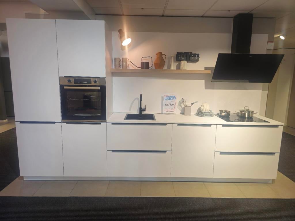 Strakke Witte Showroomkeuken met Indesit & Beko!, Huis en Inrichting, Keuken | Complete keukens, Ophalen, Wit, Nieuw, Enkelwandige keuken