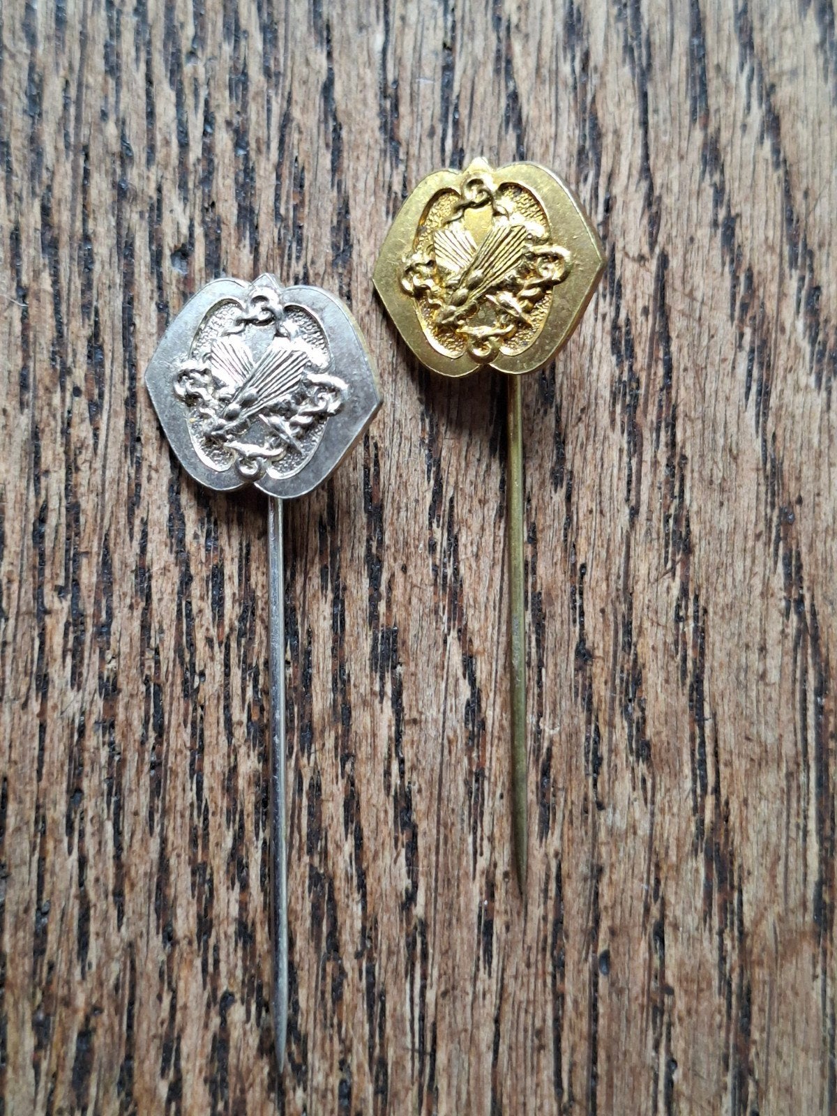 Intendancetroepen speldjes 2X, Verzamelen, Ophalen of Verzenden, Landmacht, Nederland, Embleem of Badge