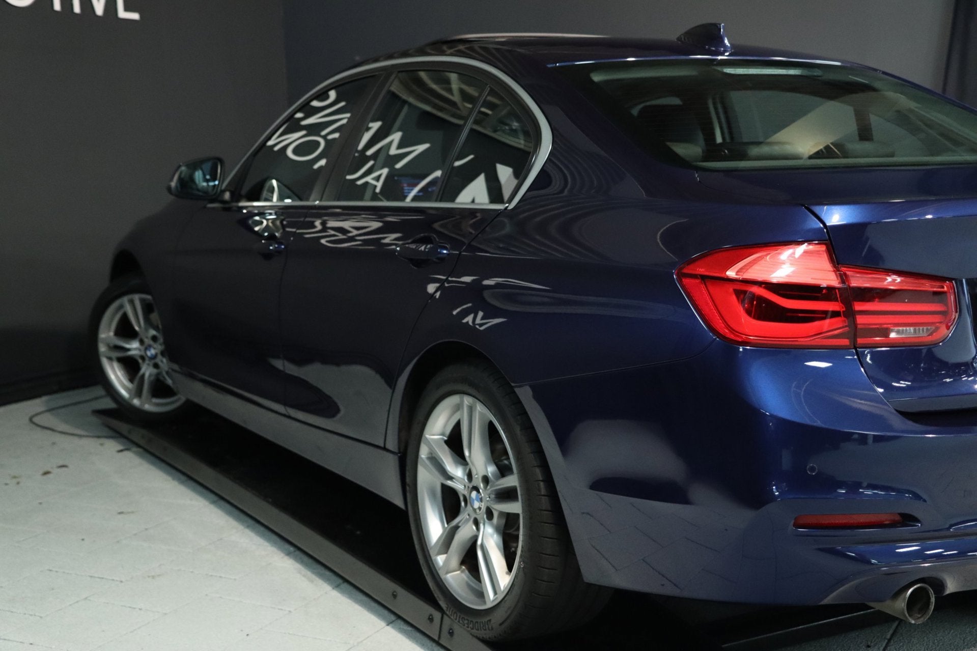 BMW 3-serie 318i High Executive / SCHUIFDAK / LEDER / CARPLA, Auto's, BMW, Automaat, Gebruikt, Euro 6, Blauw