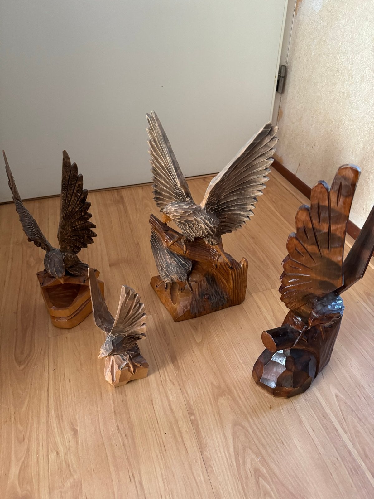 Set van 4 handgesneden houten adelaars op sokkel, Houtsnijwerk, Ophalen of Verzenden, Handgemaakt, 20 - 50 cm