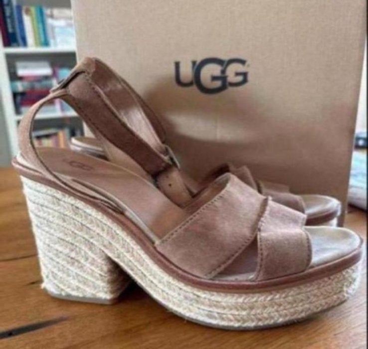 UGG sandalen. Maat 42, Kleding | Dames, Ophalen of Verzenden, Zo goed als nieuw, Bruin, Sandalen of Muiltjes