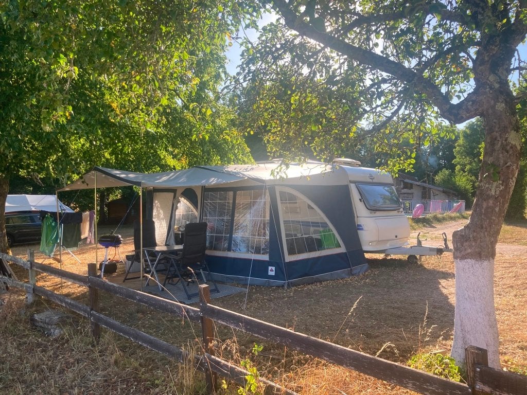 Hobby De Luxe Caravan met Voortent, Kachel, Standaardzit, Hobby, Dwarsbed