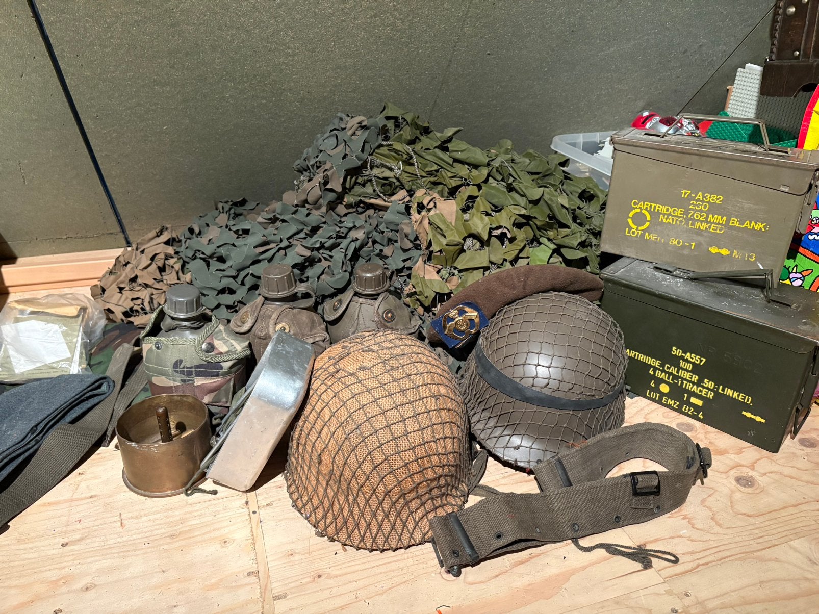 Militaria collectie: helmen, veldflessen, camouflage, Verzamelen, Ophalen, Landmacht, Overige gebieden, Helm of Baret