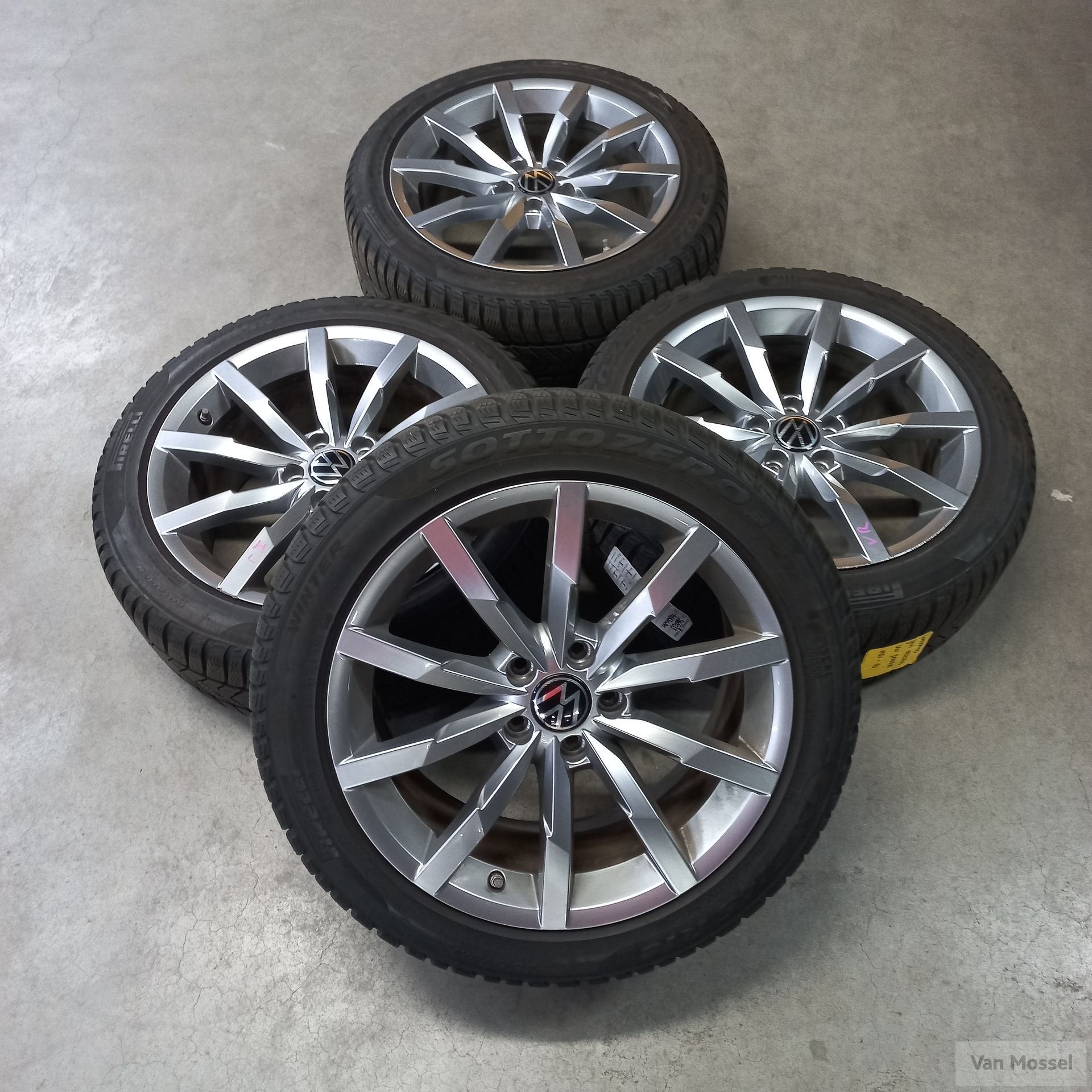 Vollkswagen Passat Pirelli Sottozero 3 235/45/R18 94V, 18 inch, Gebruikt, -, -