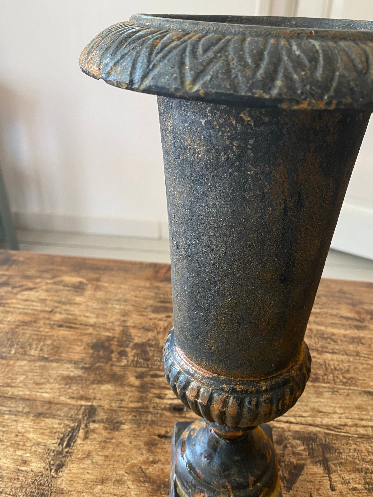 Brocante Smalle Hoge Gietijzeren Louvre Vaas, Ophalen of Verzenden