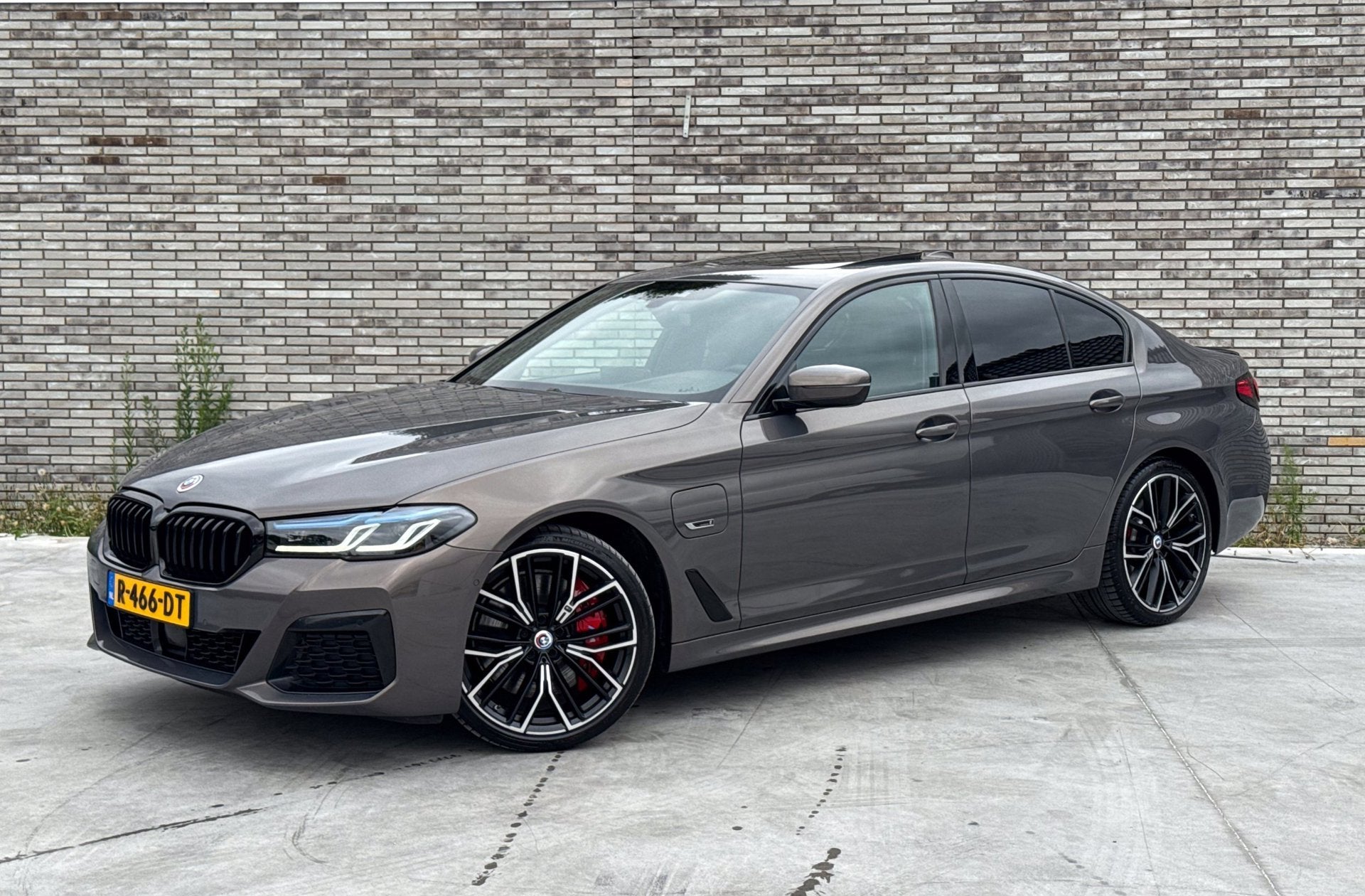 BMW 5-serie 545e xDrive * INIVIDUAL * HUD * ACHTER AS STUURI, Gebruikt, 2000 kg, 120 €/maand, Bedrijf