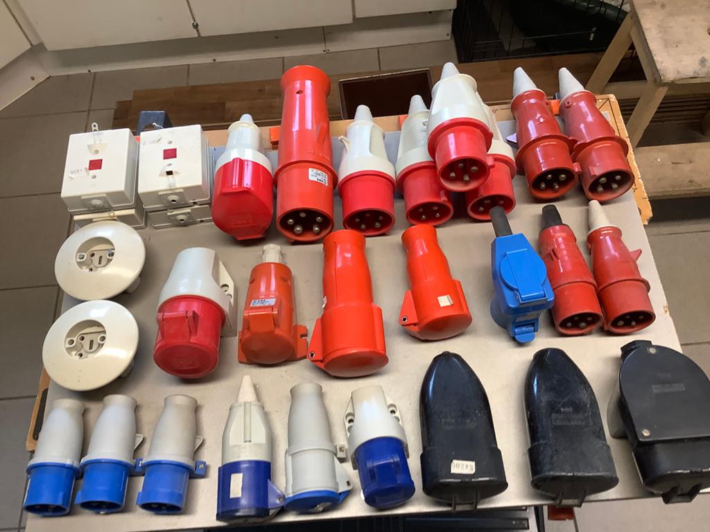 1 faze en 3 faze stekkers en wandcontactdozen., Ophalen, Nieuw, Stekker