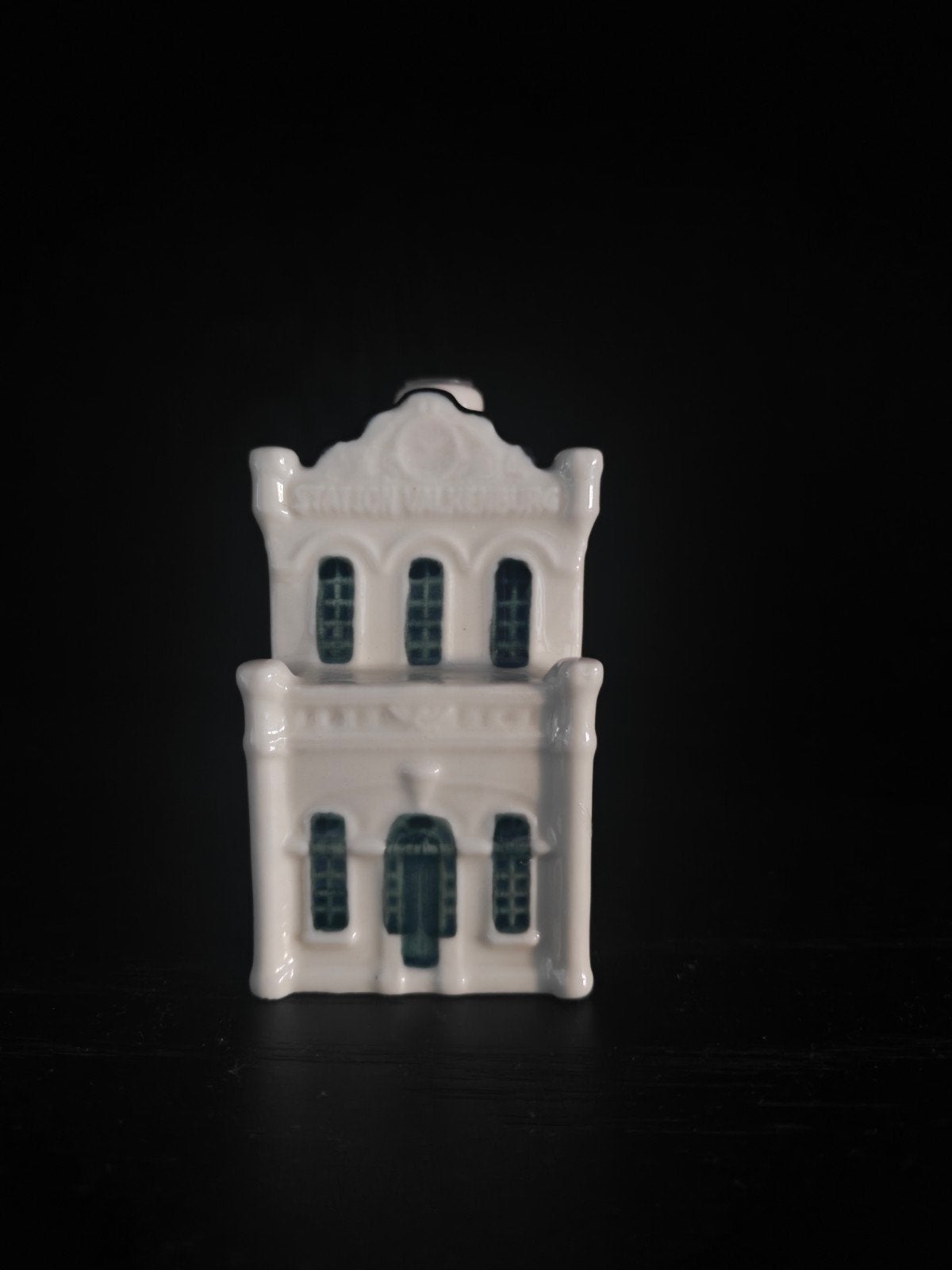 KLM Huisje 104 Bols Jenever - Delfts Blauw, Ophalen of Verzenden, Zo goed als nieuw, Porselein, Beeldje(s)