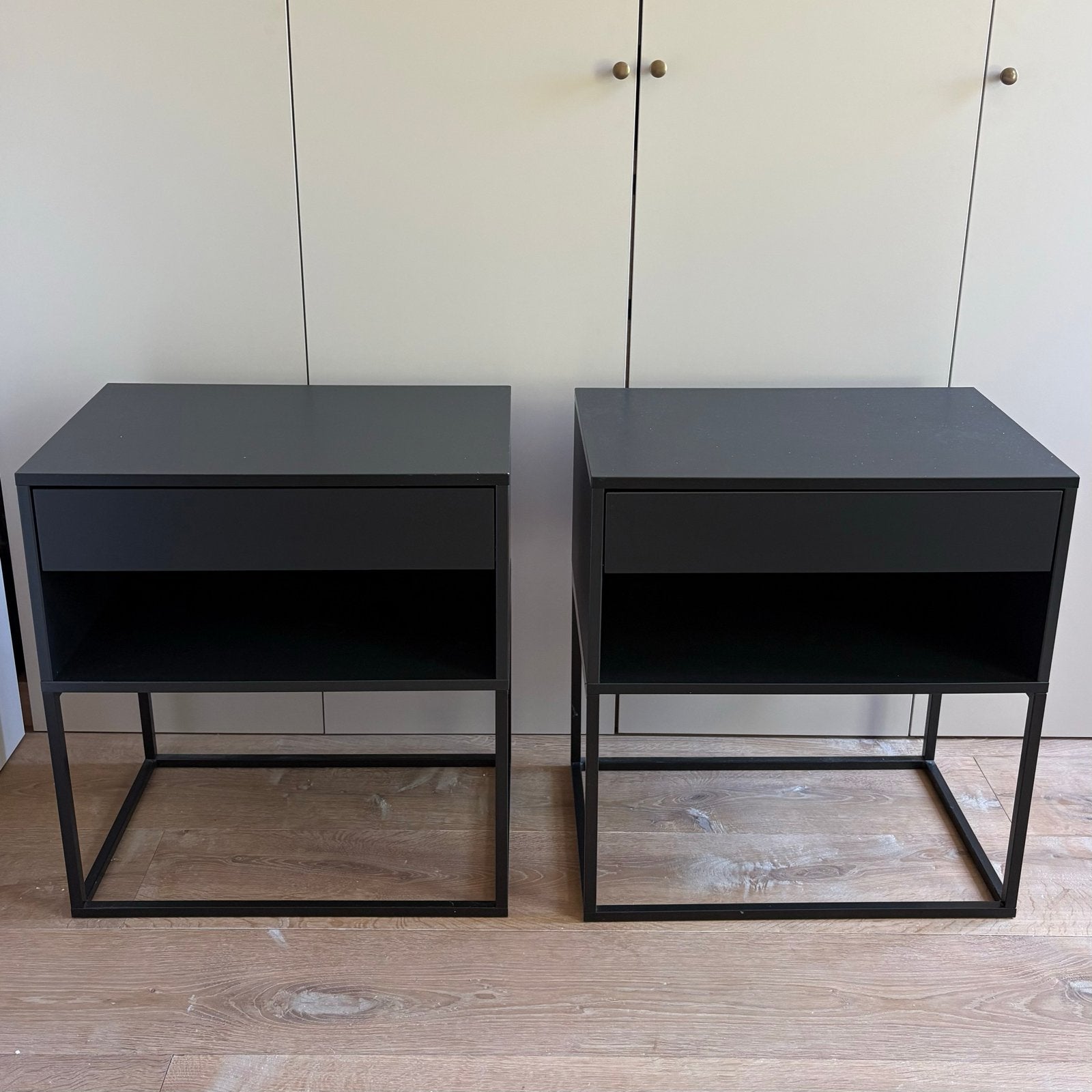 Set van 2 IKEA Vikhammer nachtkastjes, Ophalen, Metaal of Aluminium, 55 tot 70 cm, Zo goed als nieuw