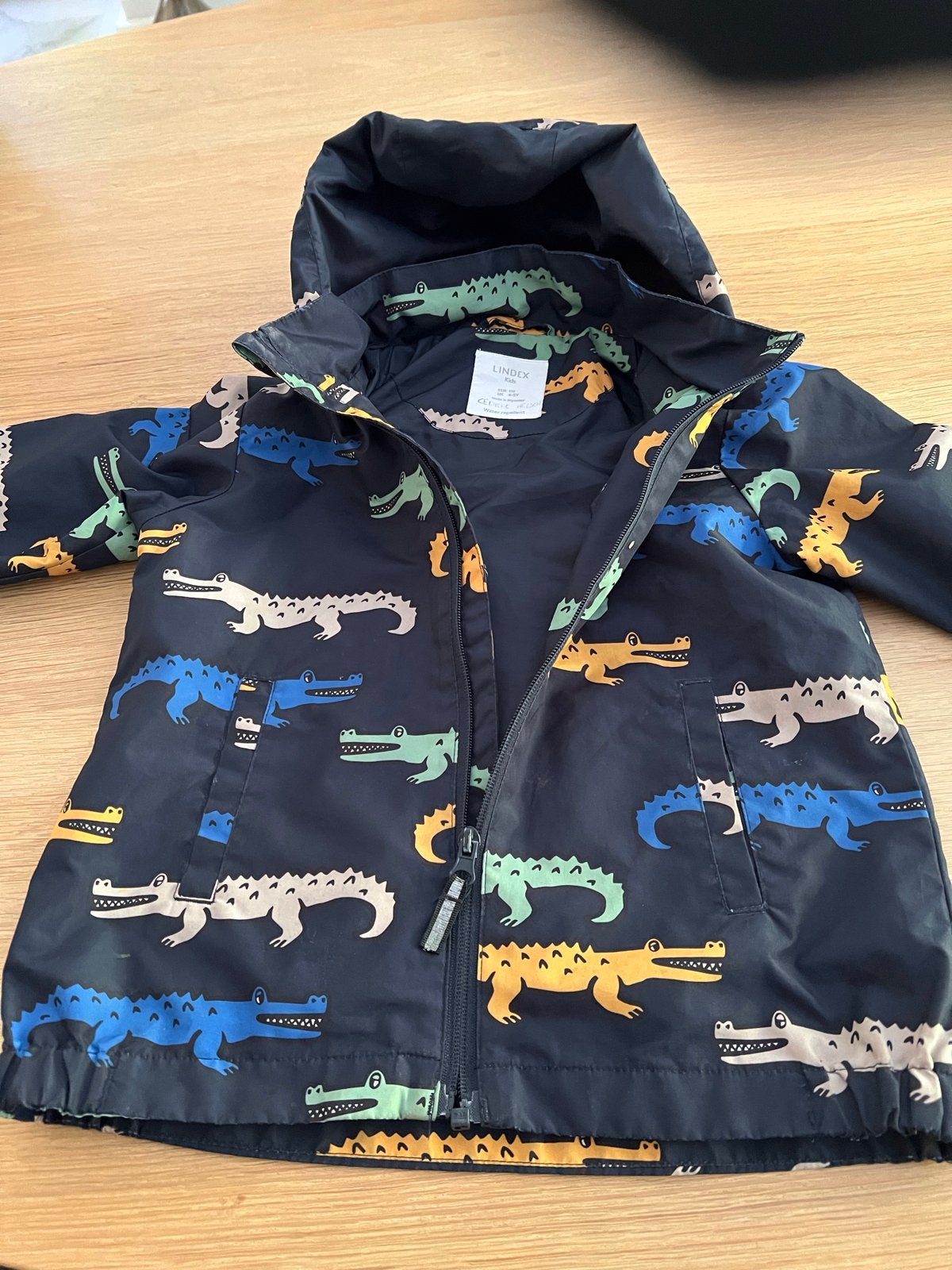 Lindex regenjas met krokodillenprint, maat 104, Ophalen of Verzenden, Zo goed als nieuw, Jongen of Meisje, Jas