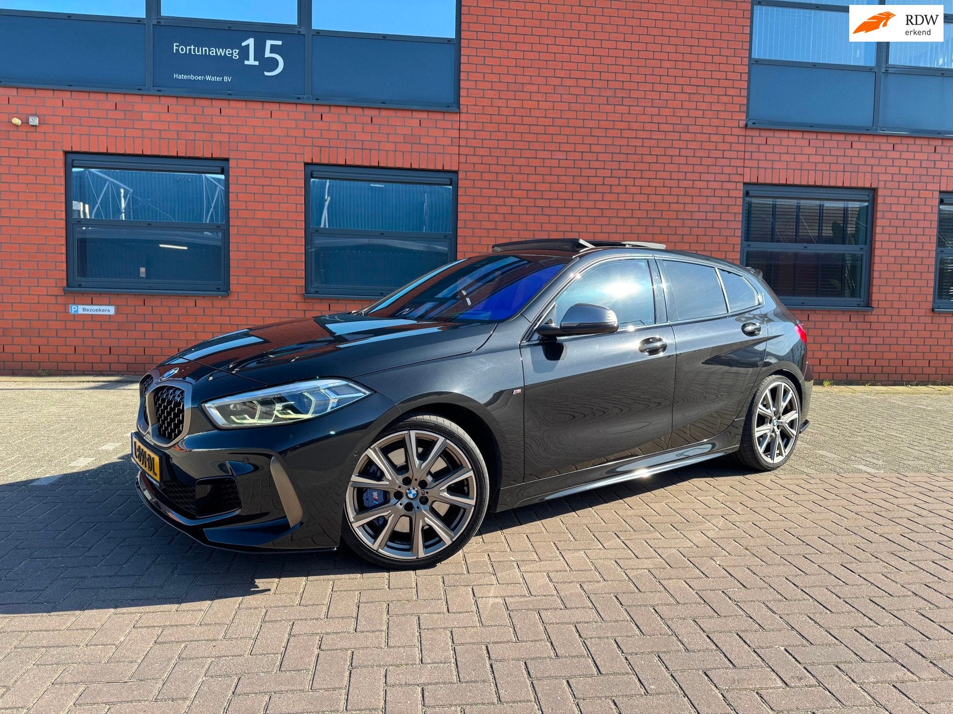 BMW 1-serie M135i xDrive High Executive, Auto's, BMW, 1998 cc, Gebruikt, 4 cilinders, Zwart