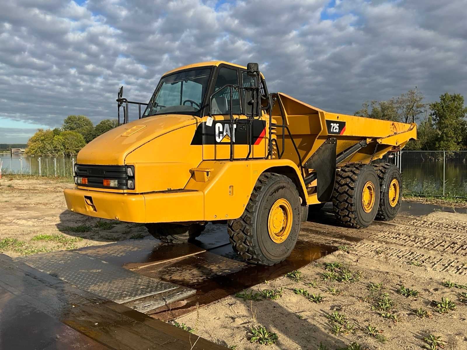 2002 Caterpillar 725 Dumper