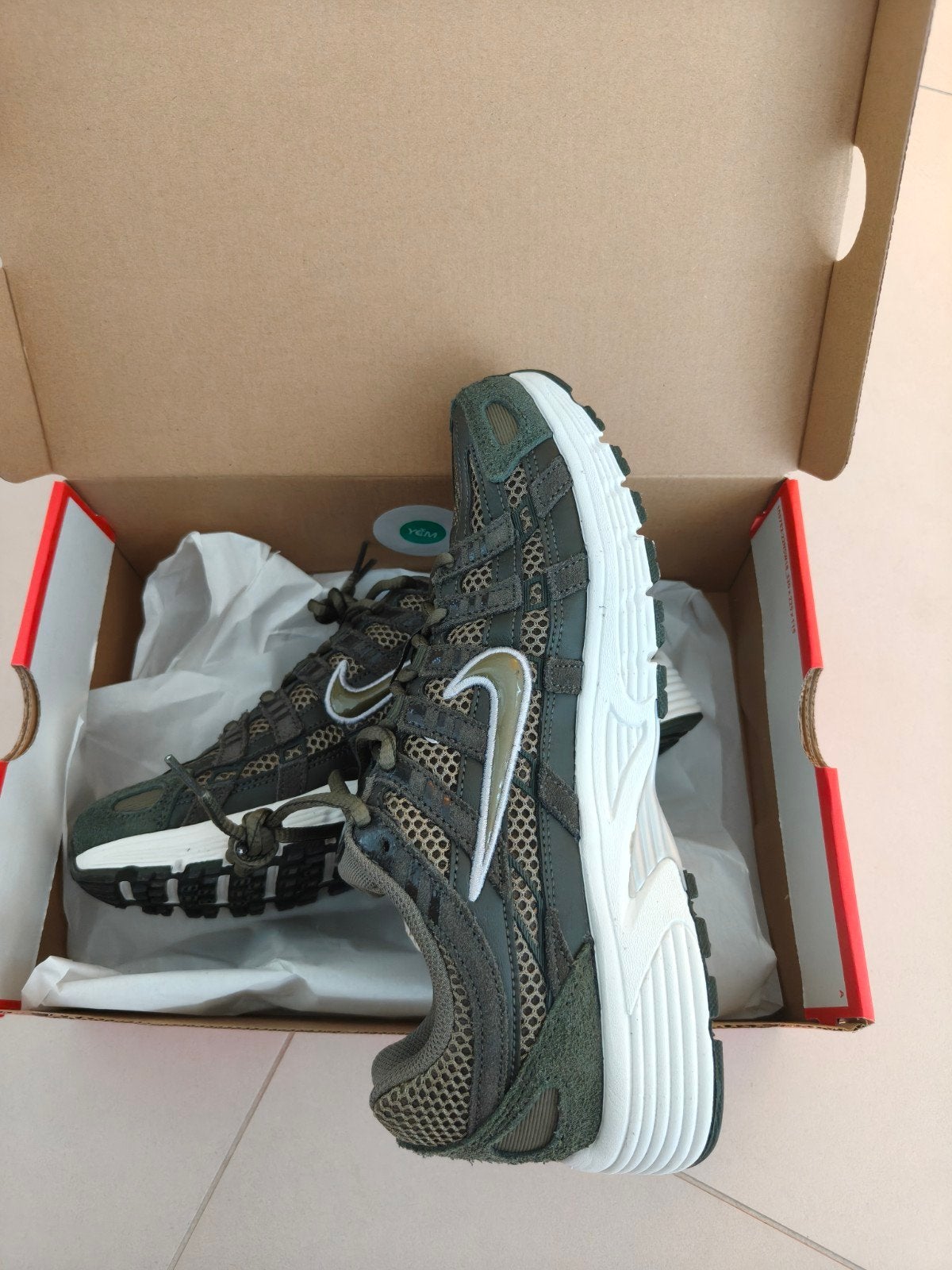 Nike P-6000 SE Sequoia Heren Maat 42.5 NIEUW IN DOOS, Ophalen of Verzenden, Nieuw
