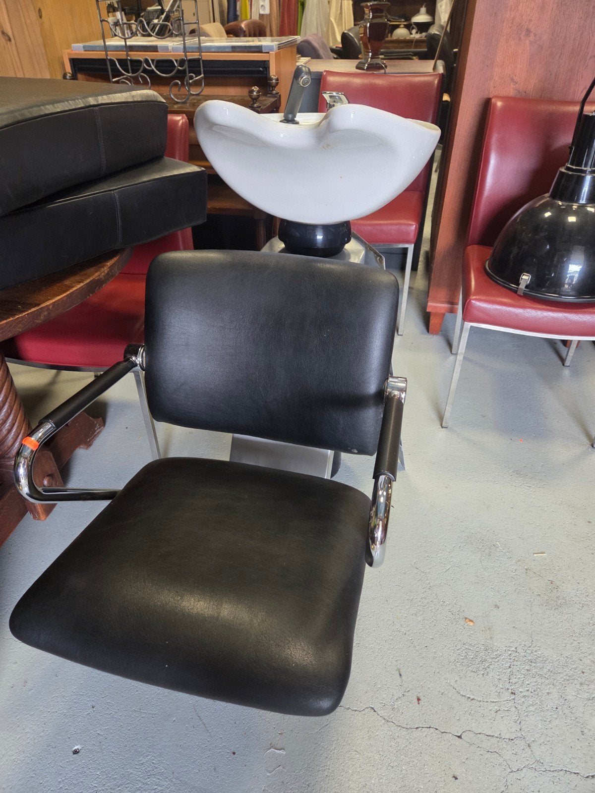 Kappersstoel met wasbak - Zwart en Wit, Ophalen, Gebruikt, Modern, Kappersstoel, Zwart