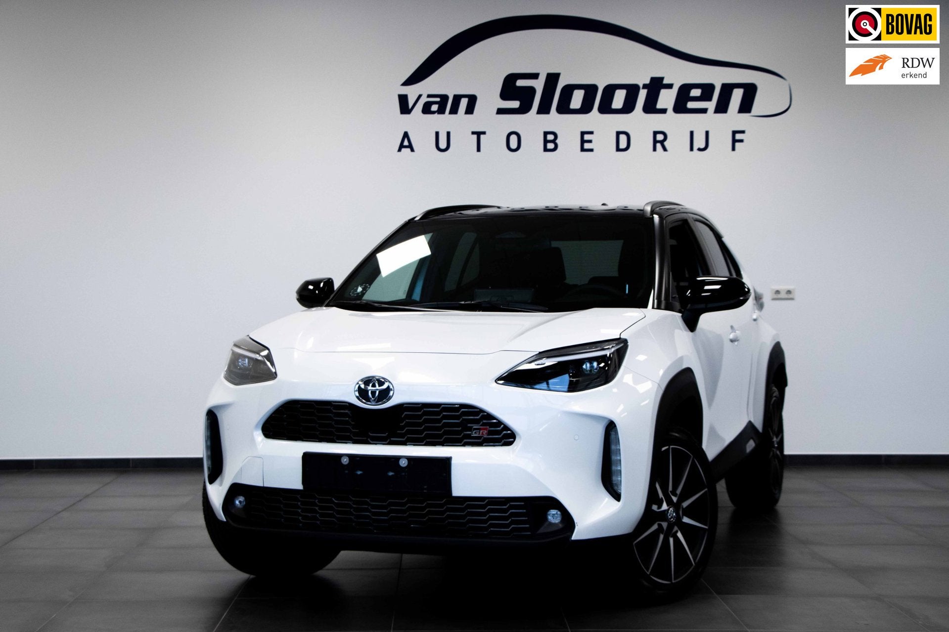 Toyota Yaris Cross 1.5 Hybrid 130 GR SPORT| Bi-Tone Parelmoe, Gebruikt, Wit, 1490 cc, Bedrijf