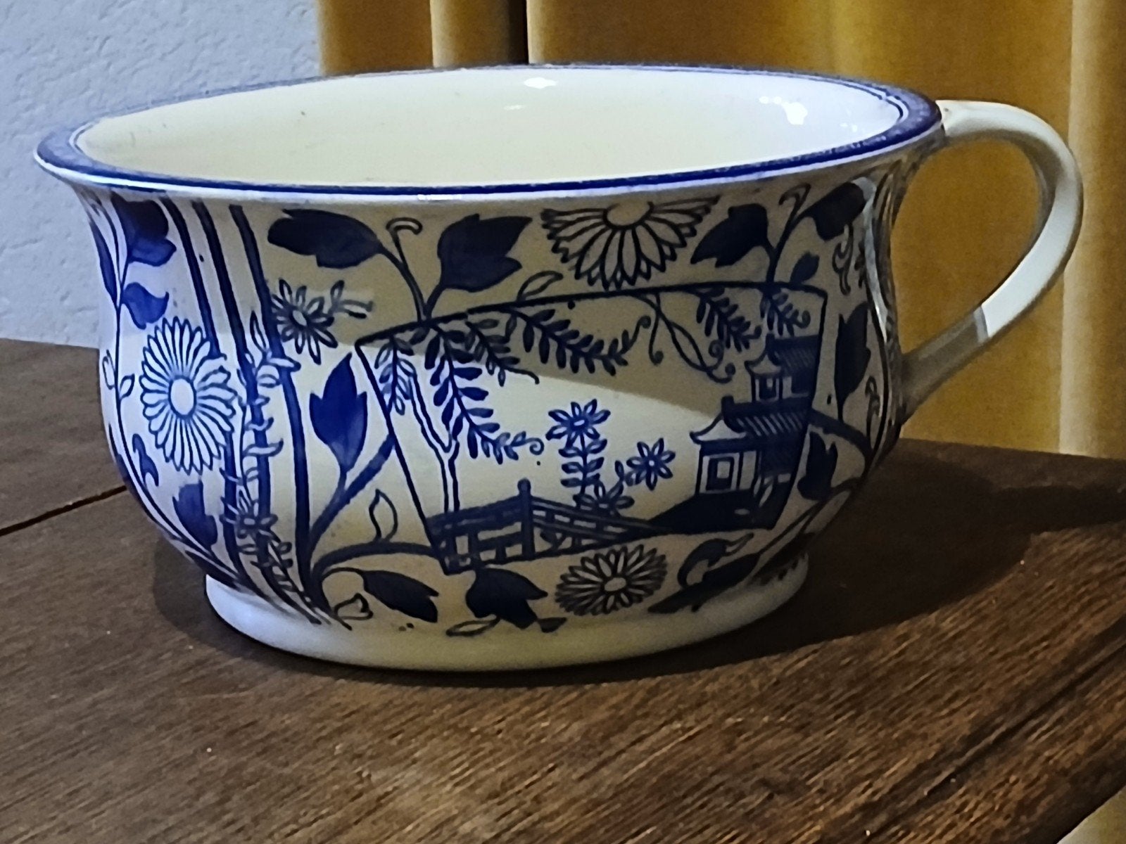 ANTIEKE MINTON/DELFT ENGLAND KAMERPOT .  Z.G.S, Ophalen of Verzenden