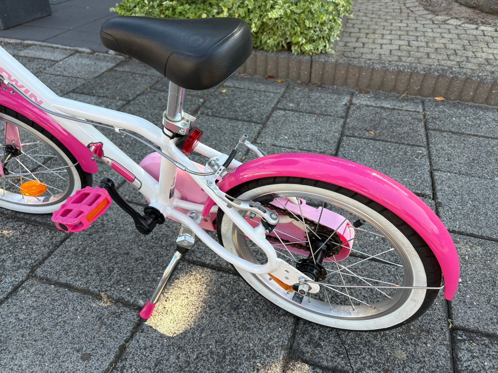 B'Twin kinderfiets 16 inch roze/wit - Zo goed als nieuw, Fietsen en Brommers, Fietsen | Kinderfietsjes, Ophalen, Zo goed als nieuw