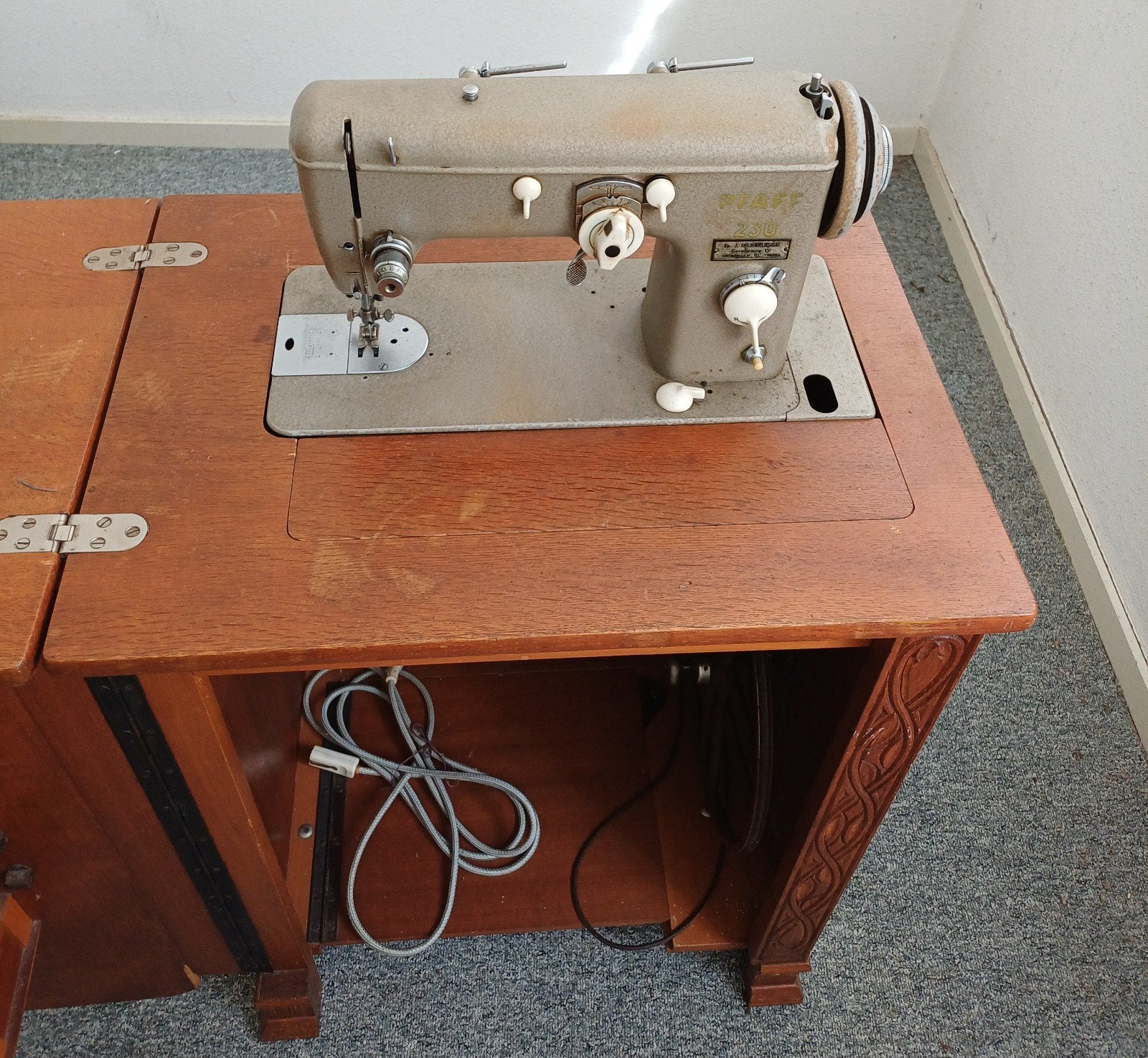 Prachtige Pfaff 230 trapnaaimachine in kast, uit 1957, Hobby en Vrije tijd, Naaimachines en Toebehoren, Ophalen, Gebruikt, Naaimachine