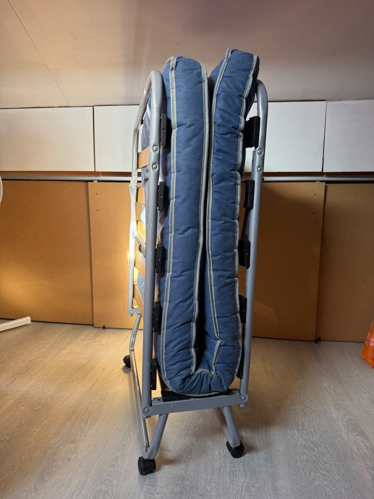 Opvouwbaar logeerbed met matras, Ophalen, Gebruikt, Eenpersoons, Blauw