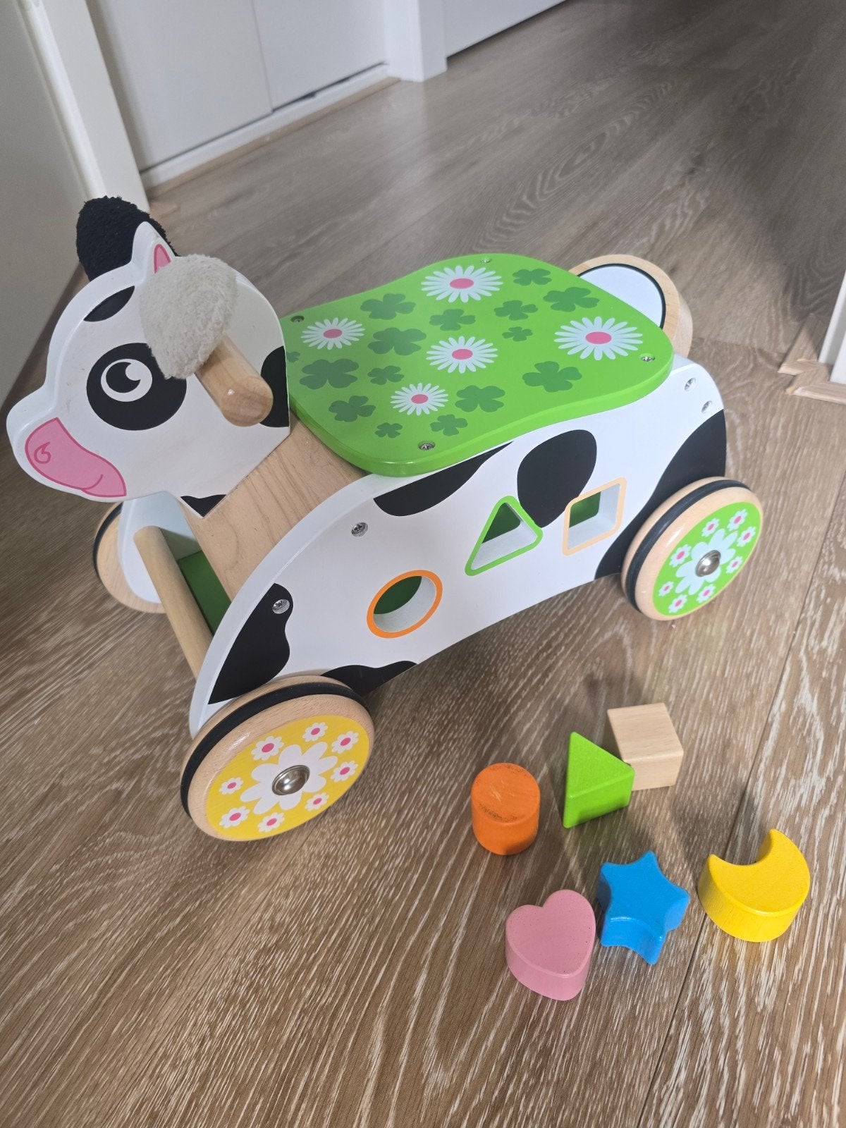 Houten loopwagen koe met vormensorteerder, Ophalen