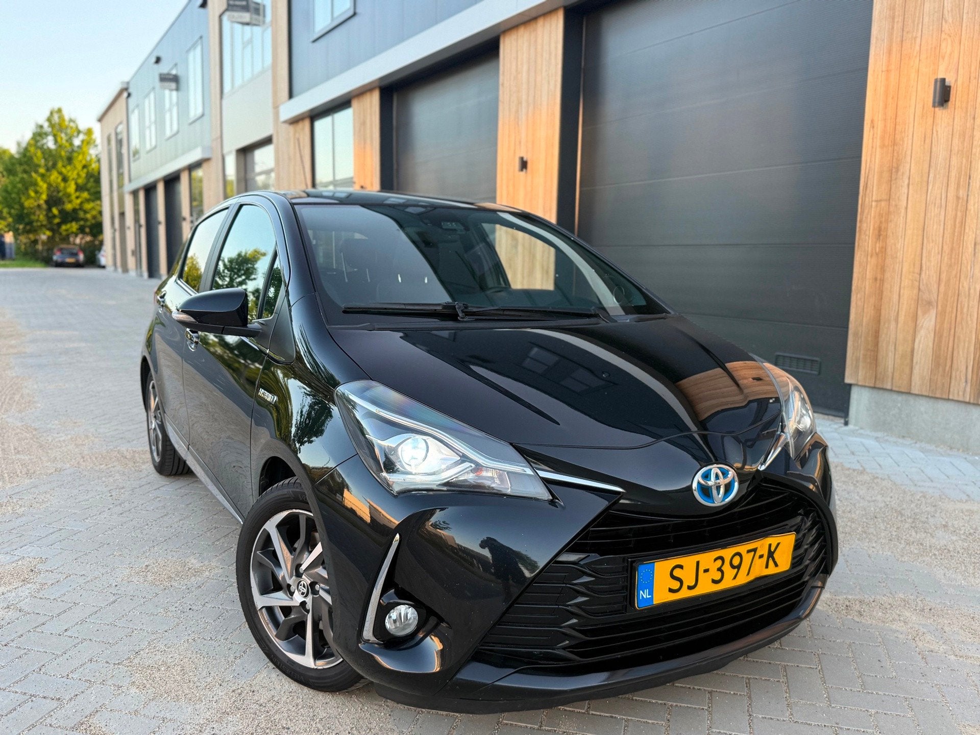 Toyota Yaris 1.5 Hybrid Y20 (bj 2018) AUTOMAAT|PANO|XENON|NA, Gebruikt, 4 cilinders, Leder en Stof, Origineel Nederlands