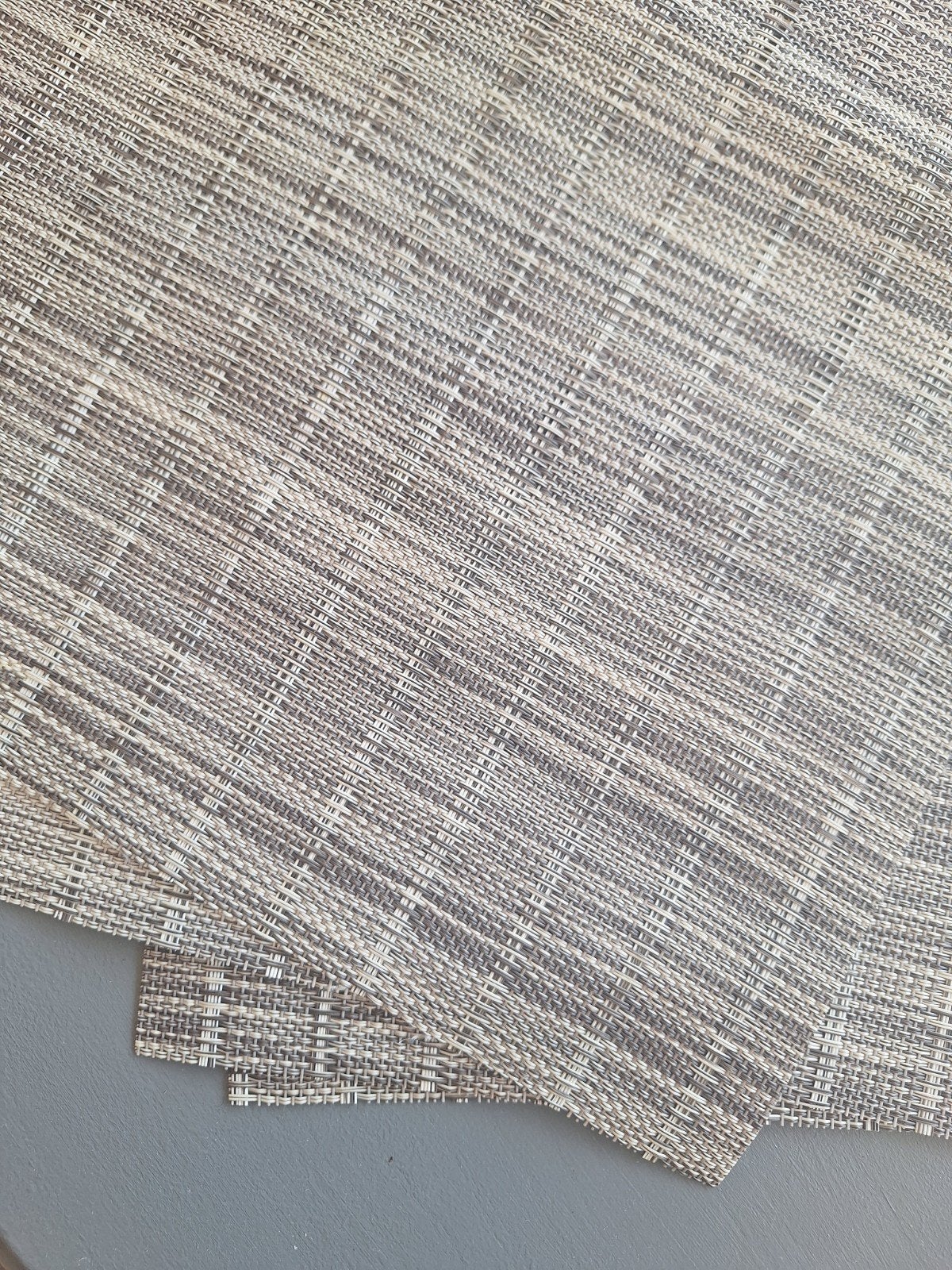 4 kunststof placemats - grijs/bruin gevlochten look, Ophalen of Verzenden, Gebruikt