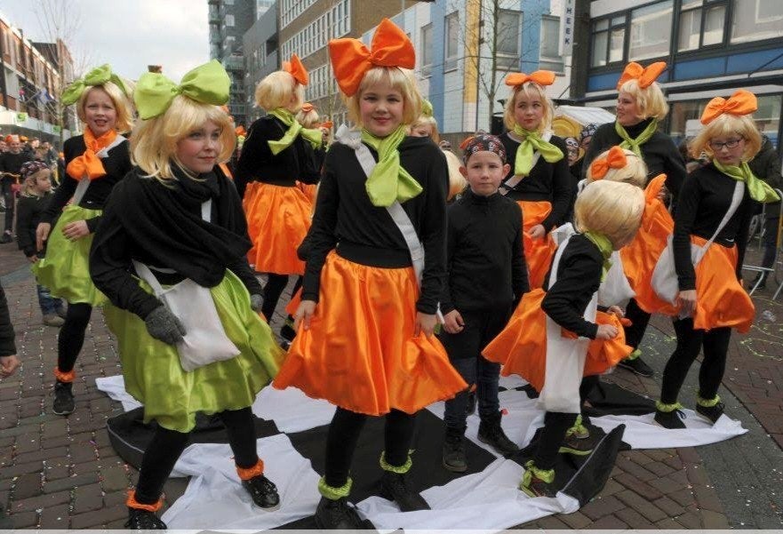 Te koop grote loopgroep thema rock & roll
Carnavalskleding t, Ophalen, Carnaval, Maat 42/44 (L), Kleding