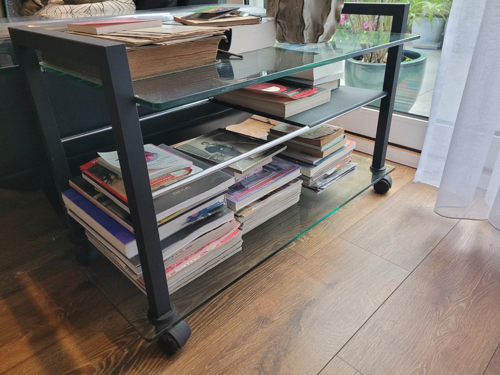 Zwart metalen tv/  bijzettafel met glas en wielen - 57x87x45, Gebruikt, Metaal of Aluminium, 75 cm of meer, Rechthoekig