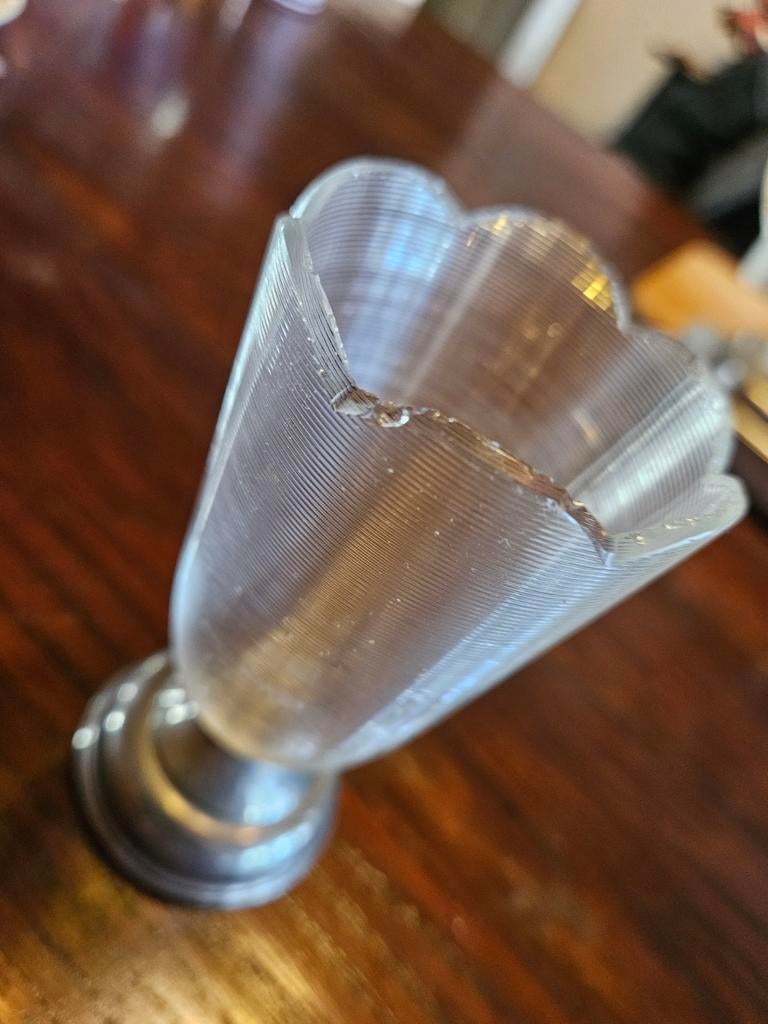 Antiek glas met zilverkleurige voet - beschadigd, Ophalen of Verzenden