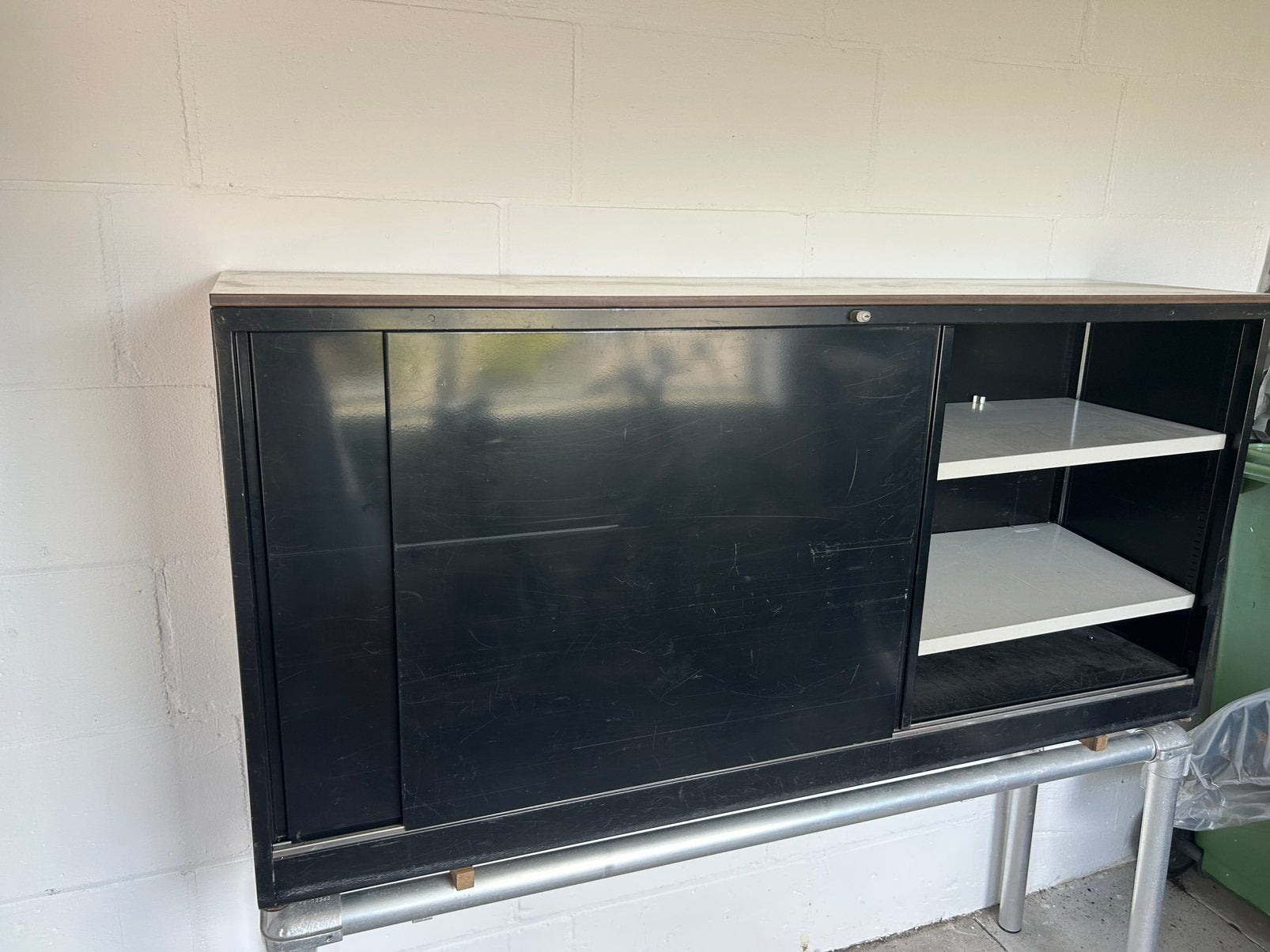 KAST ZWART METAAL SCHUIFDEUR 150X38X72 ALUMINIUM FRAME, Huis en Inrichting, Kasten | Roldeurkasten en Archiefkasten, Ophalen, Gebruikt