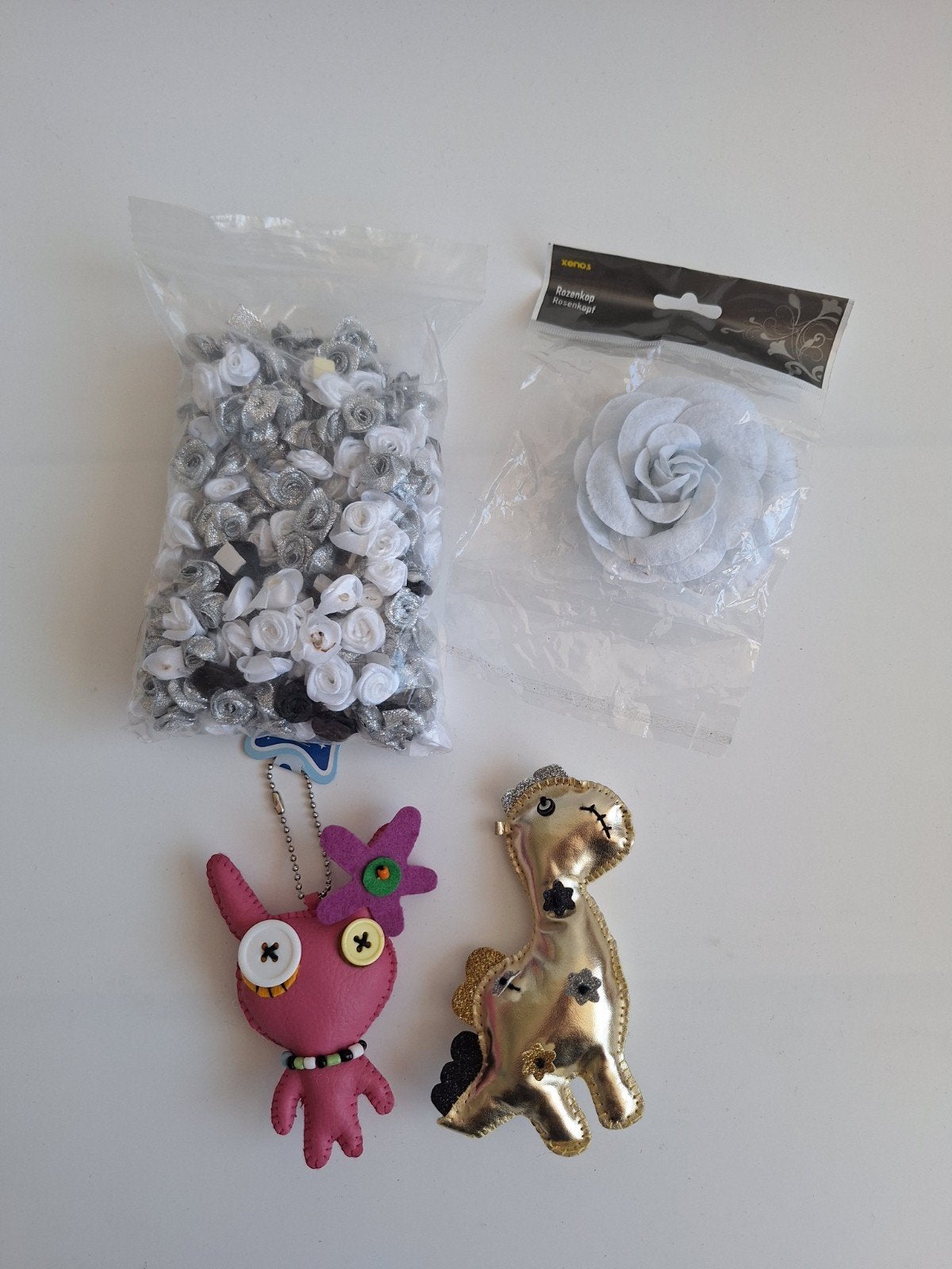 Diverse roosjes en sleutelhangers, Fantasie, Meerkleurig, Ophalen of Verzenden, Zo goed als nieuw