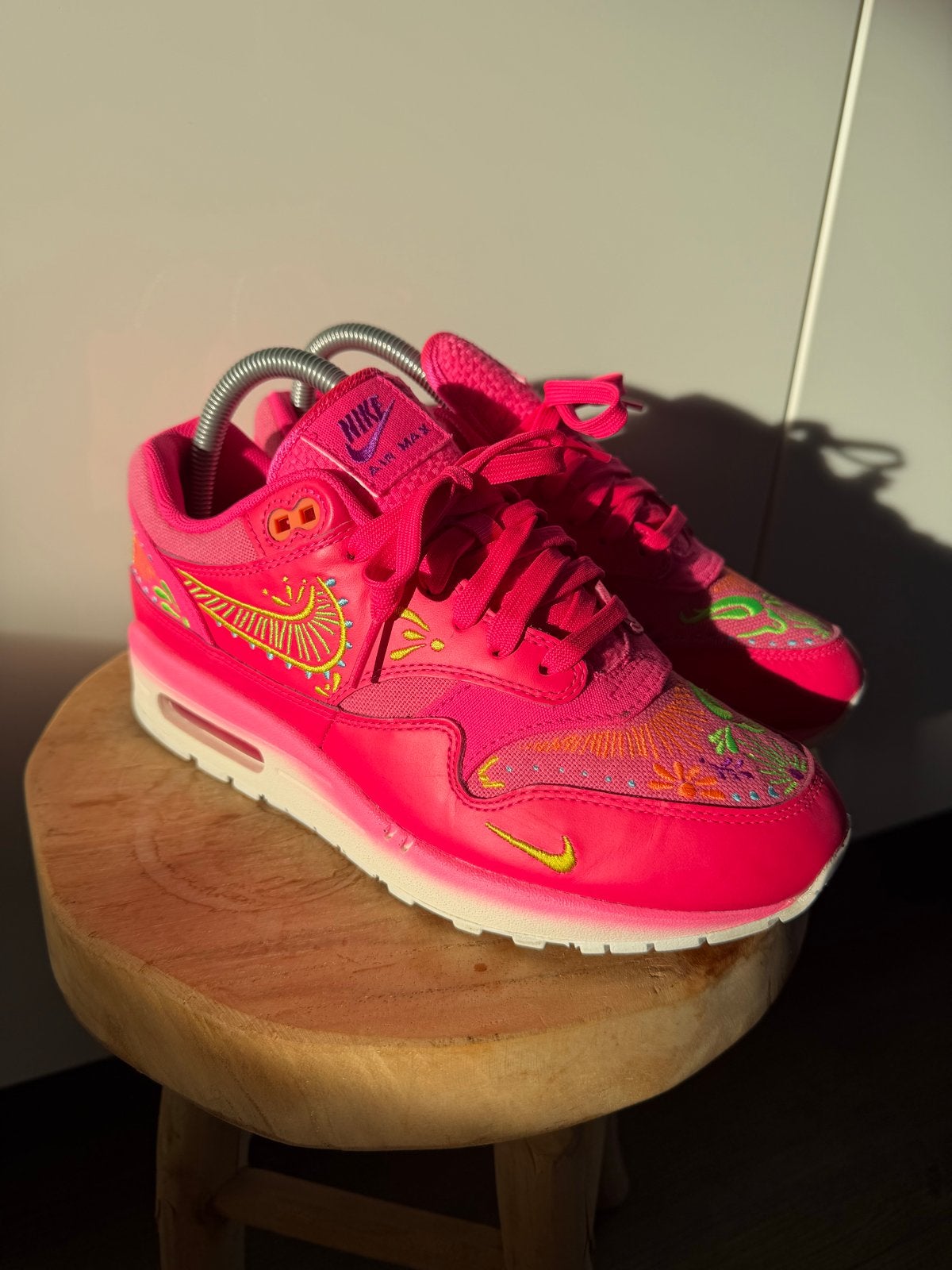 Nike Air Max 1 Premium Dia De Los Muertos "Familia" -  38.5, Ophalen of Verzenden, Zo goed als nieuw, Roze, Sneakers of Gympen