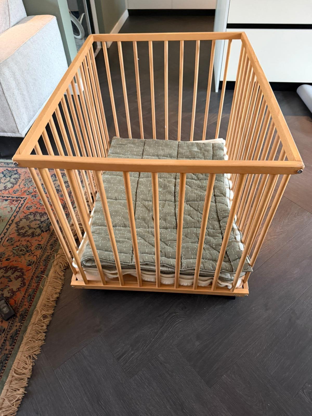 Houten kinder box op wieltjes, Kinderen en Baby's, Boxen, Ophalen, Gebruikt, Vierkant, In hoogte verstelbaar