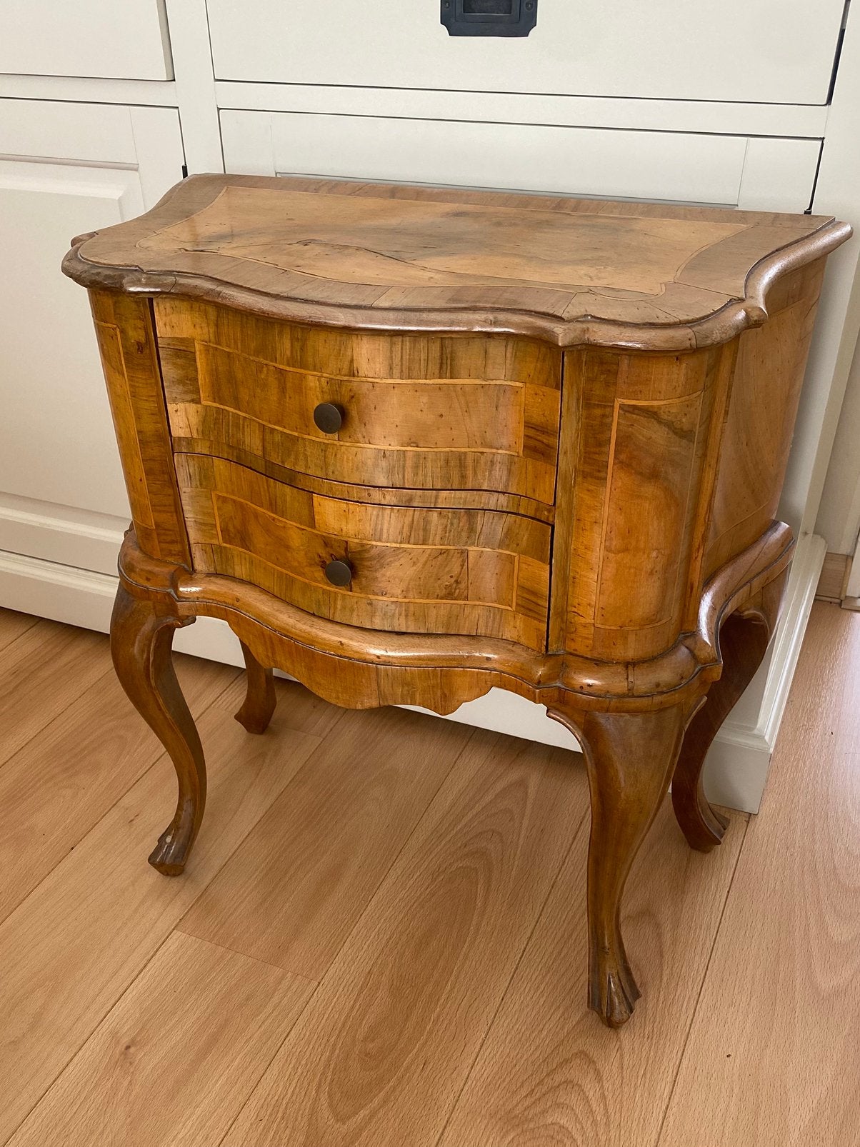 Gebogen houten ladenkastje  in barok- of Louis-stijl, Ophalen, 50 tot 100 cm, Zo goed als nieuw, Minder dan 100 cm