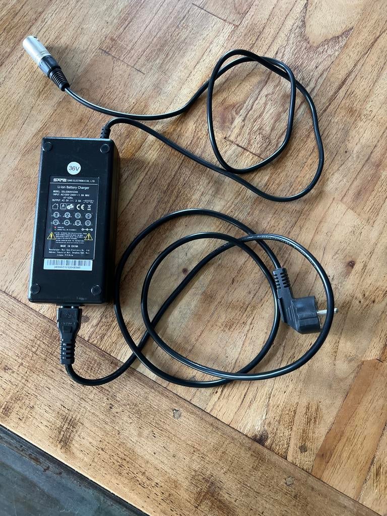 Qwic 36V Li-ion Acculader voor E-bike - Sans Electronic, Ophalen of Verzenden, Gebruikt