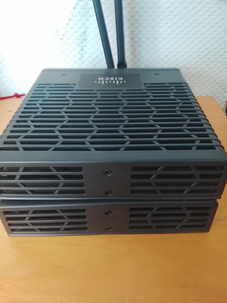 2x Cisco 819G 4G LTE Router met MC7710 en antenne, Computers en Software, Routers en Modems, Ophalen of Verzenden, Zo goed als nieuw
