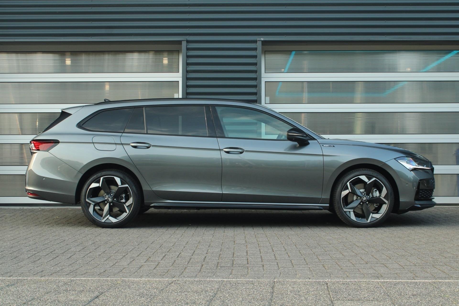 Skoda Superb Combi 1.5 TSI PHEV 204pk Sportline Business | S, 12 maanden, 1498 cc, 4 cilinders, 26 kWh