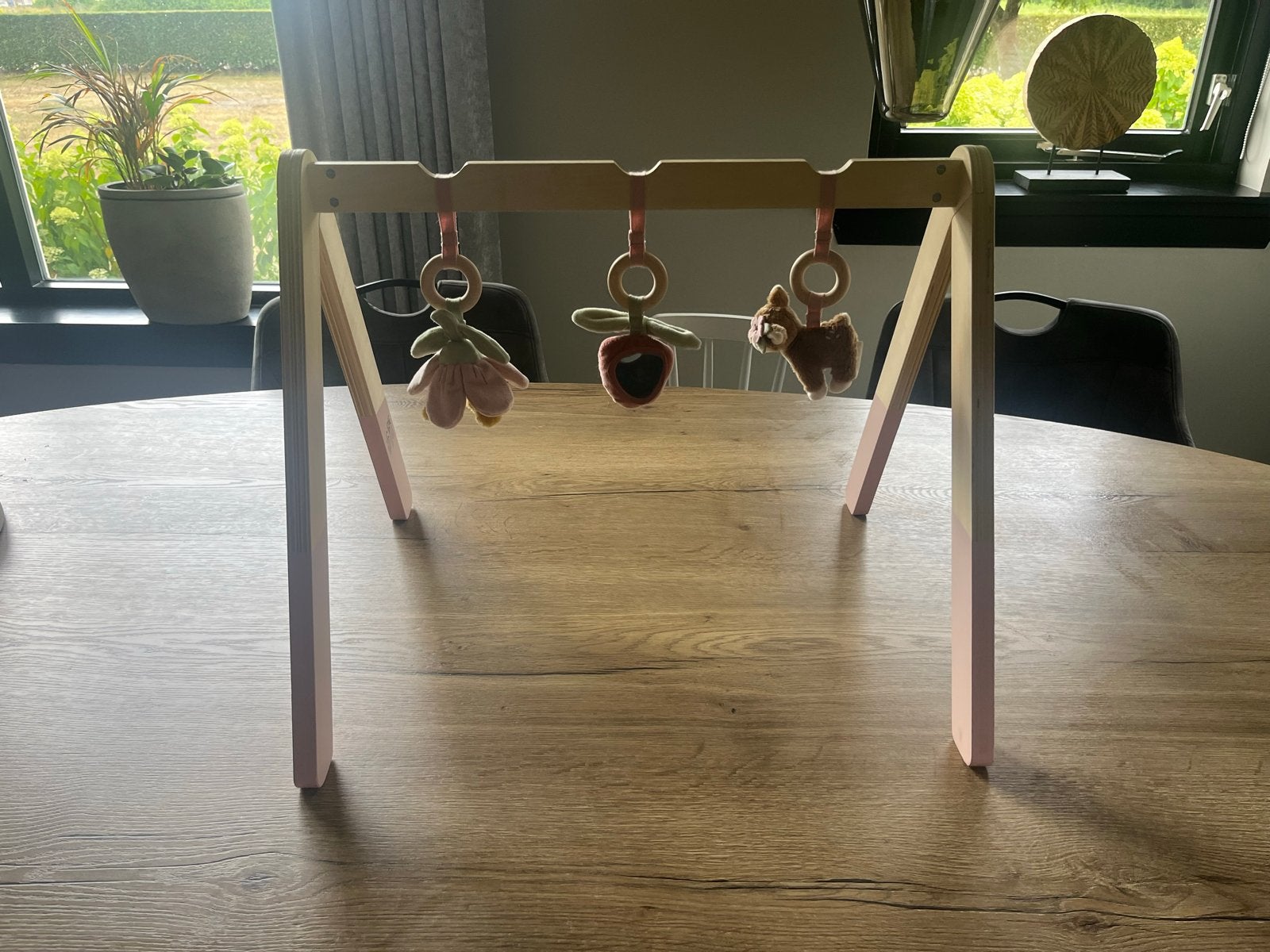 Houten babygym met gehaakte speeltjes, Kinderen en Baby's, Speelgoed | Babyspeelgoed, Ophalen, Gebruikt, Babygym