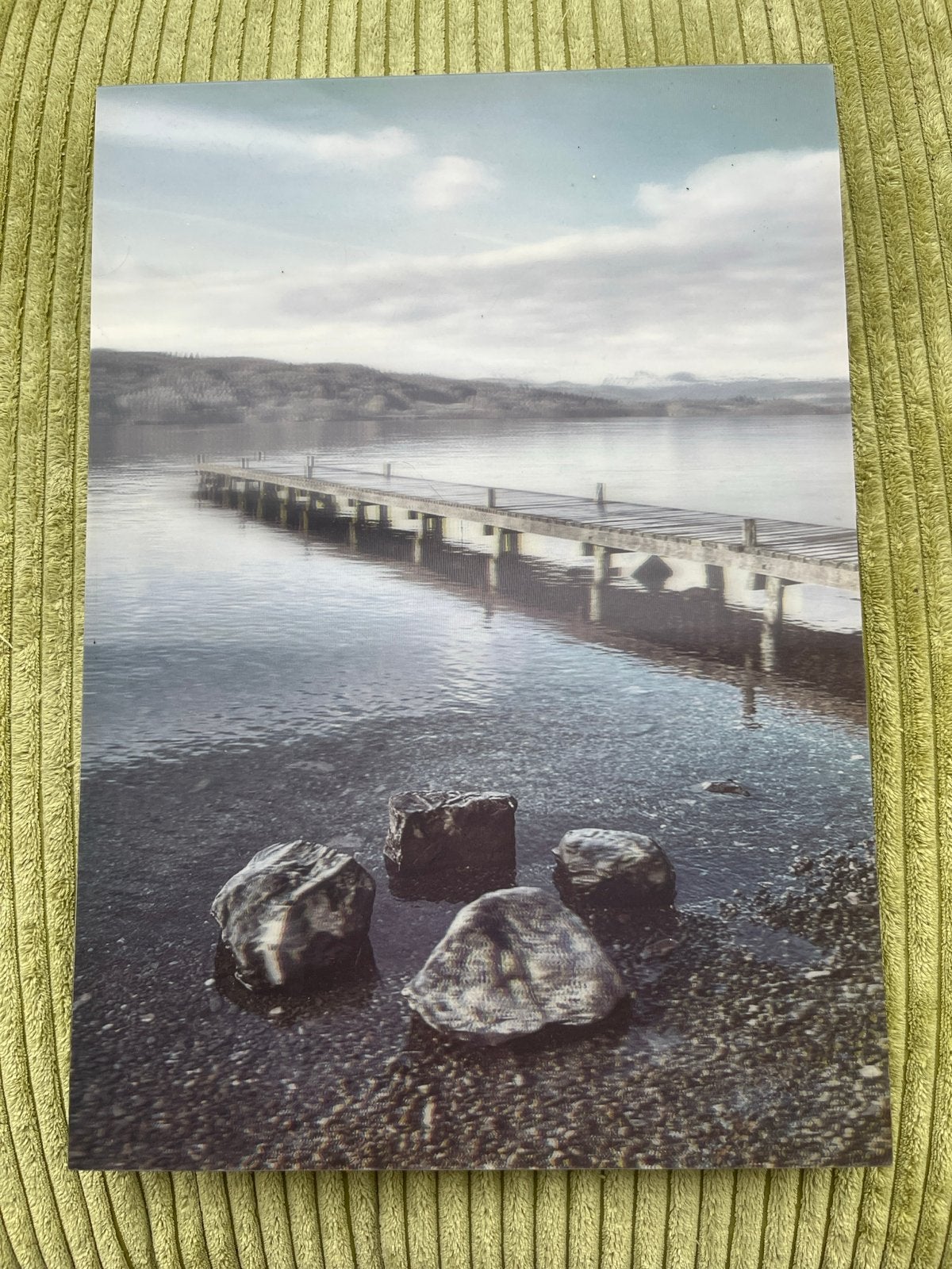 Mooie foto/print van een steiger aan het water, 50 – 75, Ophalen of Verzenden, Zo goed als nieuw, Foto of Poster