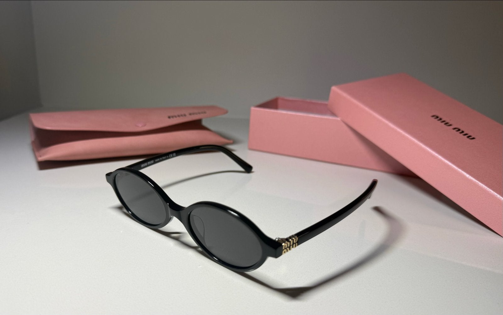 Miu Miu Zonnebril Ovaal Zwart met Gouden Details, Overige merken, Zonnebril, Zwart, Nieuw