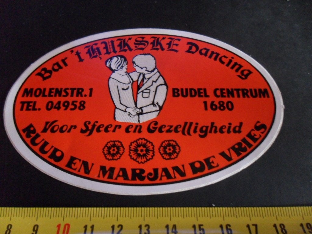 sticker Budel Centrum Bat 't HUKSKE Dancing Ruud en Marjan, Verzamelen, Stickers, Ophalen, Zo goed als nieuw