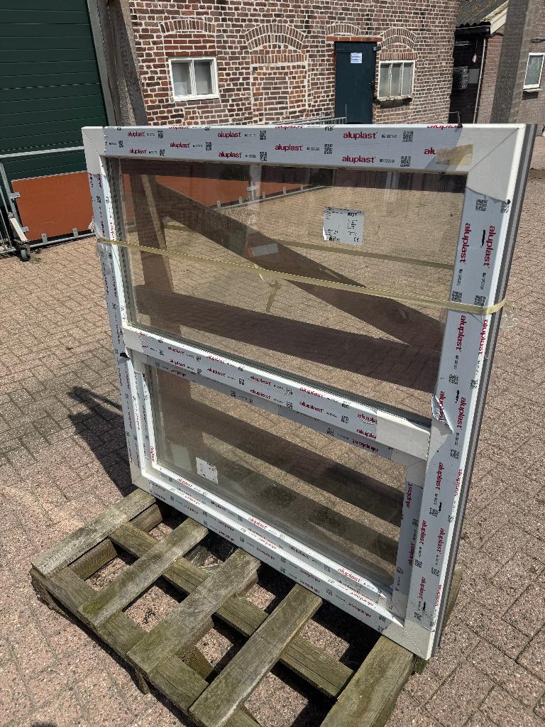 Nieuw PVC draai-kiep raam 135x129 dubbelglas argon Eko-Okna, Ophalen of Verzenden, Nieuw, Gevelraam of Ruit, Dubbelglas