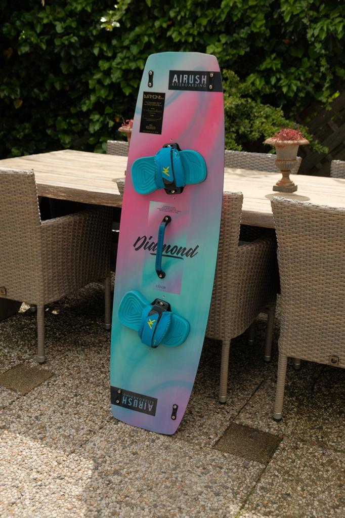 Airush Diamond 133 x 39 inclusief pads & straps, Watersport en Boten, Kitesurfen, Twintip, Ophalen, Zo goed als nieuw, 4 m² of minder