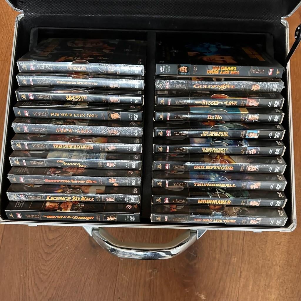 Prachtige collectie met 20 James Bond film in koffer, Ophalen of Verzenden, Zo goed als nieuw, Film, Overige typen