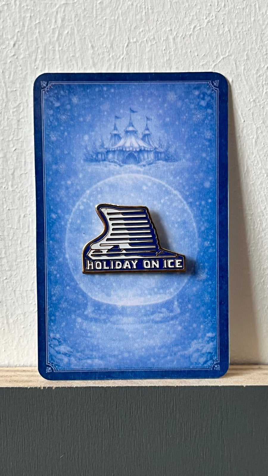 Efteling Holiday on Ice pin op zelfgemaakt kaartje, Verzamelen, Ophalen of Verzenden, Zo goed als nieuw, Nvt, Button of Speldje
